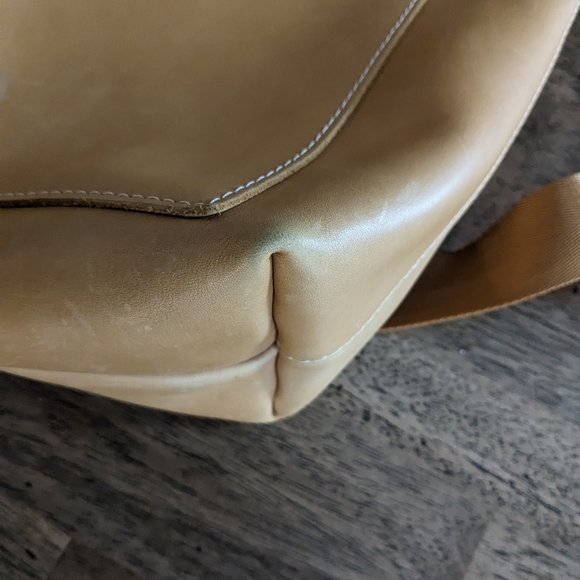 Portland Lather, medium crossbody tote - Picture 6 of 15